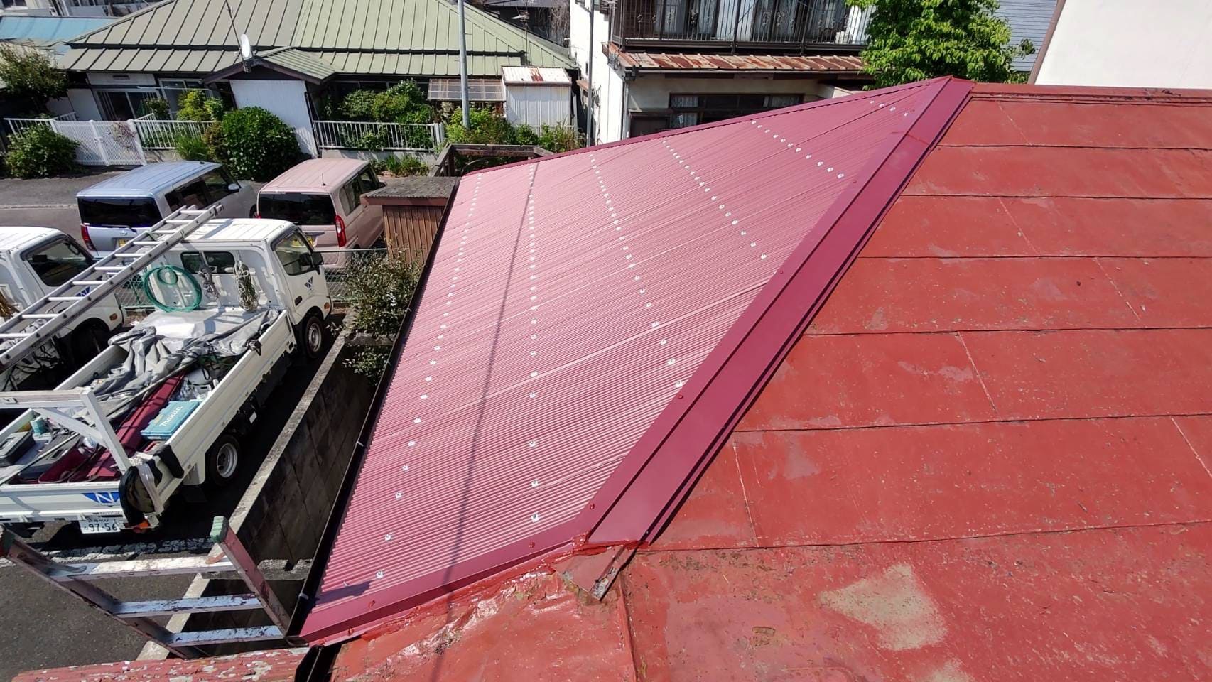 新しく施工された板金の波板屋根