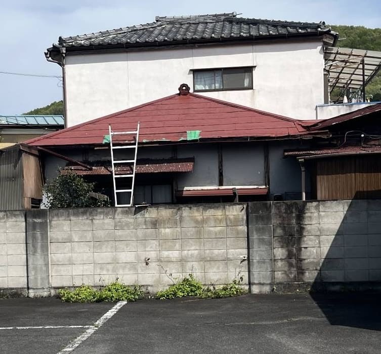 改修前の板金屋根の遠景