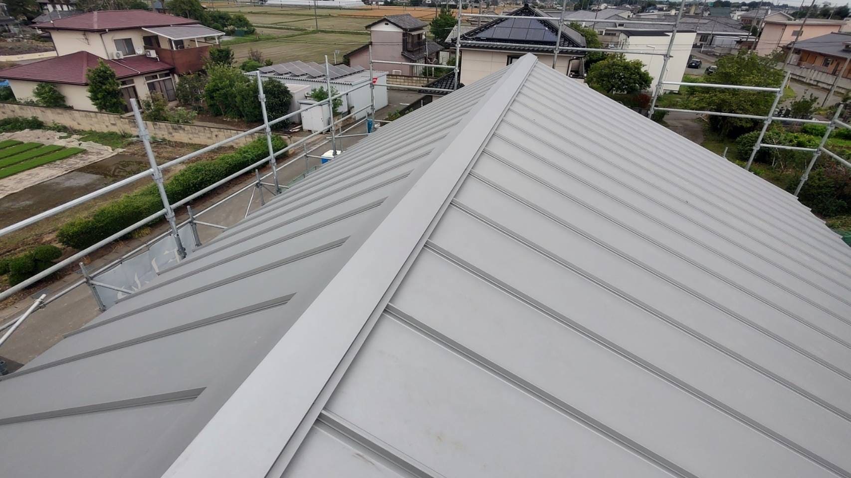 完成後のスタイリッシュな立平屋根全体の佇まい