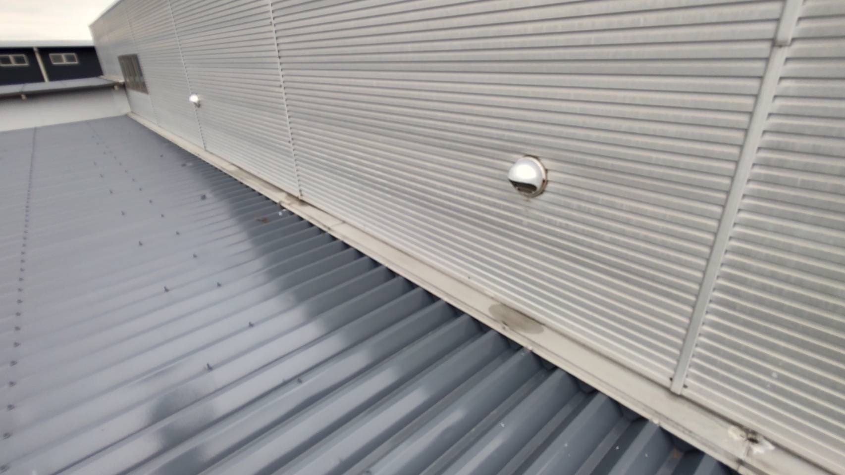 施工前の壁際と雨押え周辺