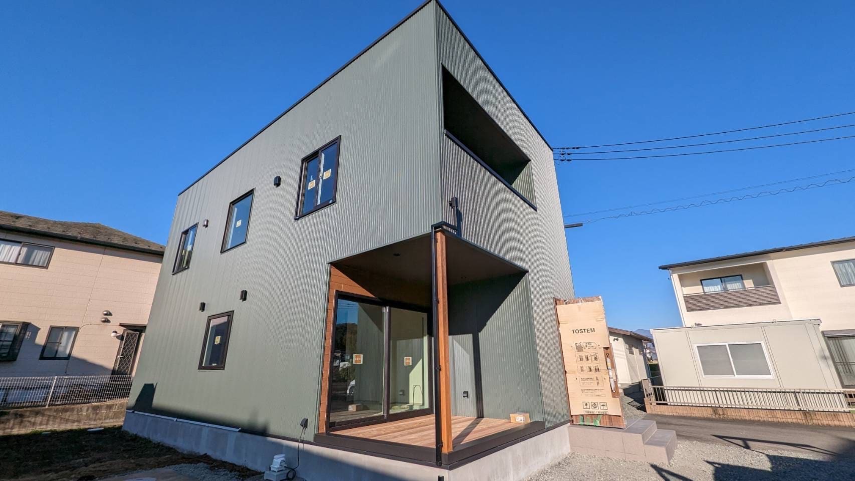 完成したモダン住宅の外観(ダークカラーのガルスパン)
