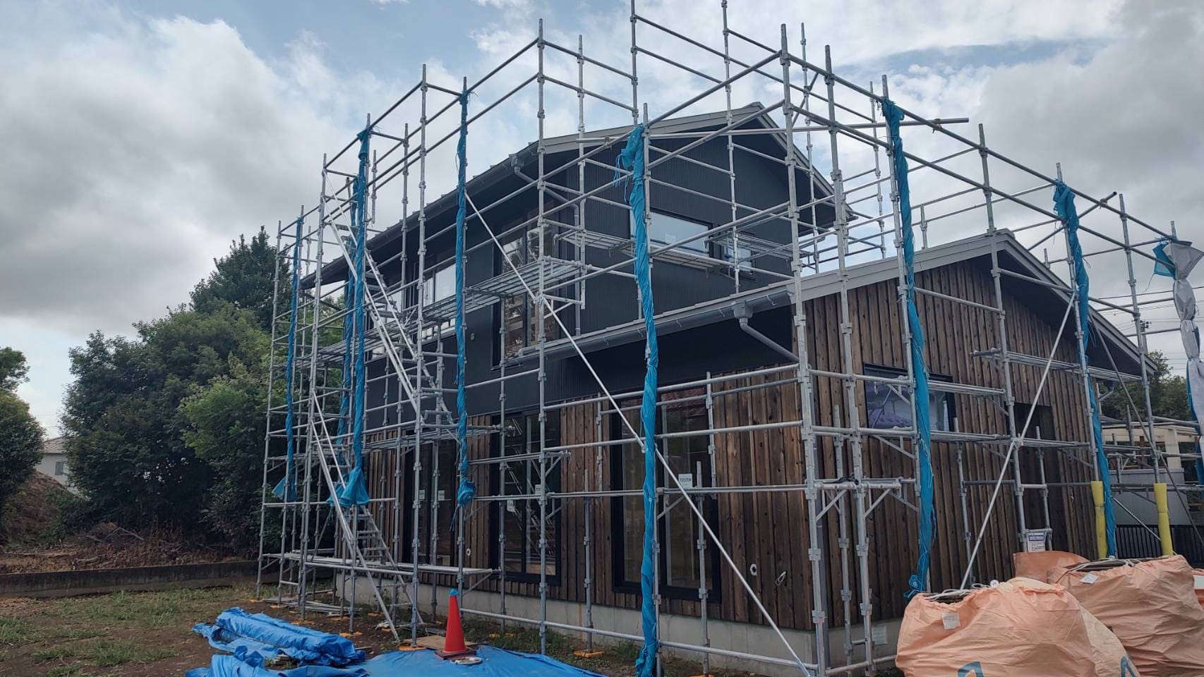建築板金と木目が融合したハイブリッドな外観