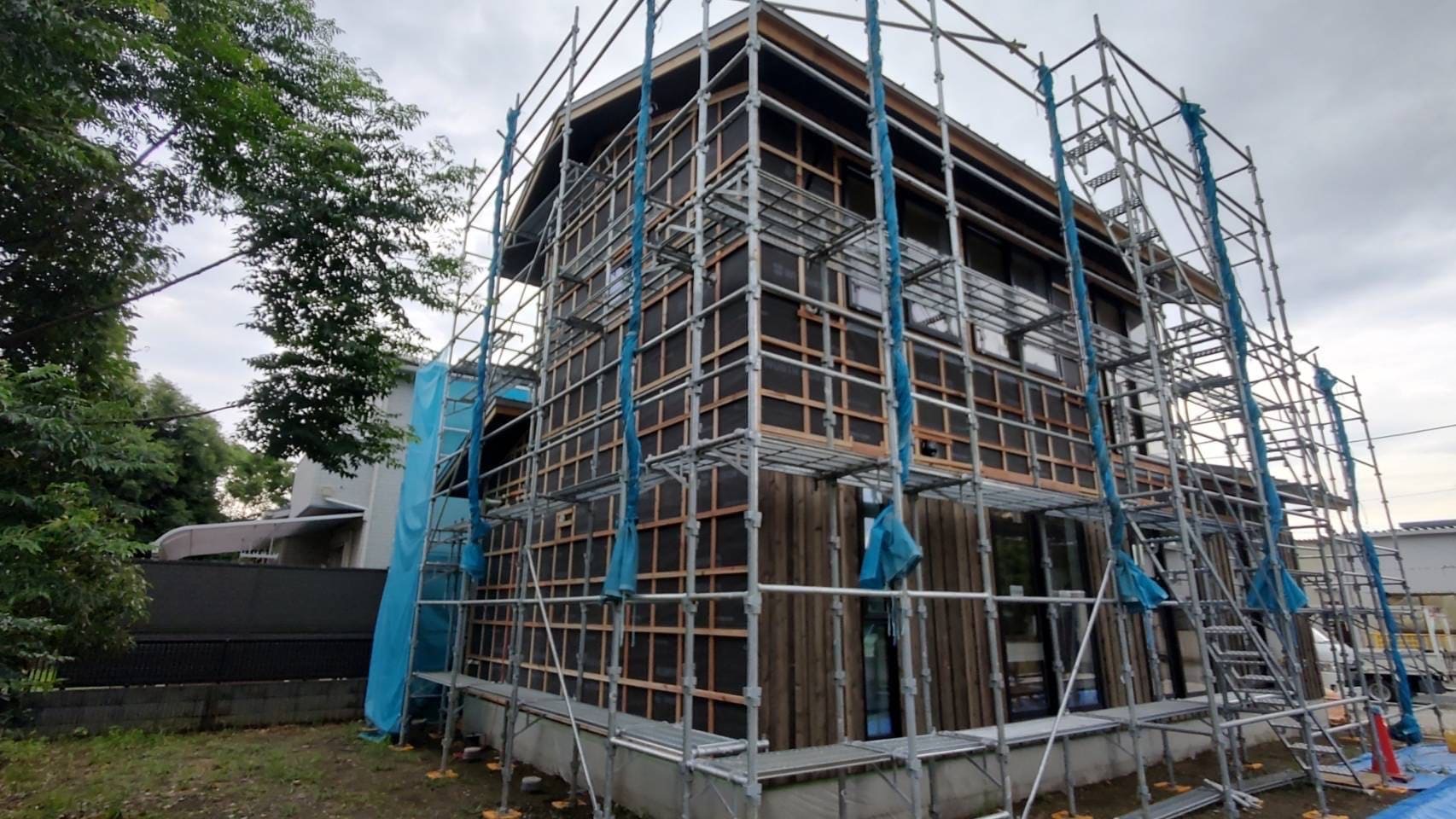 波板を張る前の下地木枠の施工様子
