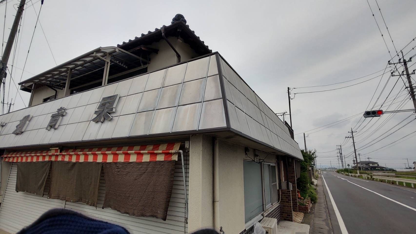 施工完了後のパラペット全体の様子(外壁パネル浮き上がり抑え)
