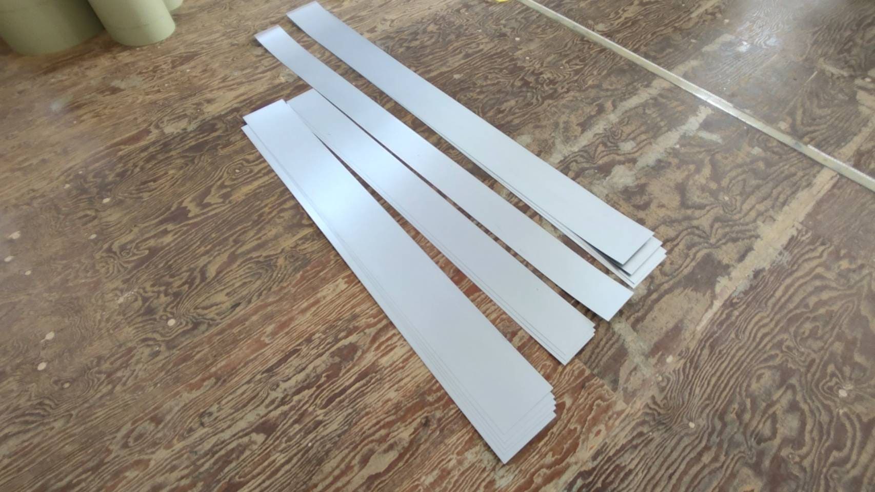 きれいに切り分けられた板金部材のベース