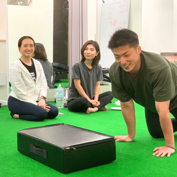 動作を見極めながら評価・判断するトレーナー指導の様子