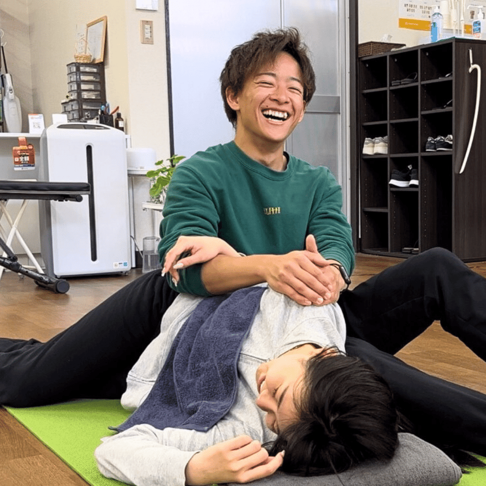 コネクトジムで実践しながら経験を積むトレーナーの様子