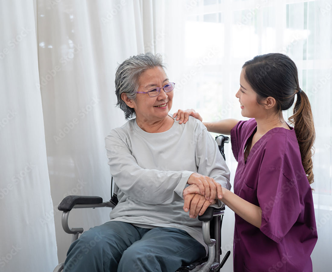 病状の観察、精神面のケア中の様子