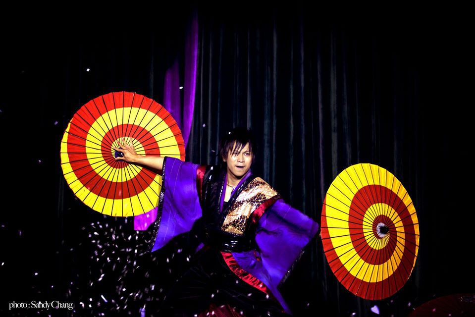 和装で日本伝統奇術『和妻』を披露するマジシャンHARA
