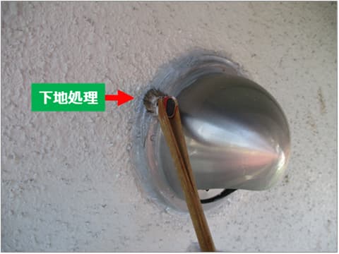 戸建て住宅の通気口に下塗り処理剤を塗装している状況