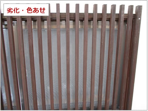 戸建て住宅の木製面格子が経年劣化で色あせている状況