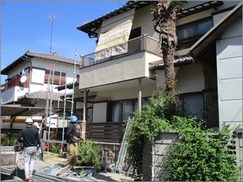 戸建て住宅の外壁塗装用足場の解体作業中の状況