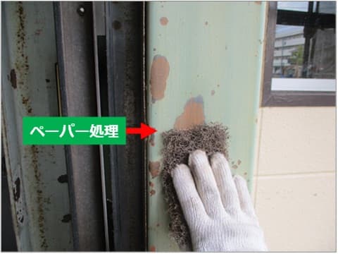 倉庫入り口シャッター枠鉄骨のペーパー研磨施工中の状況