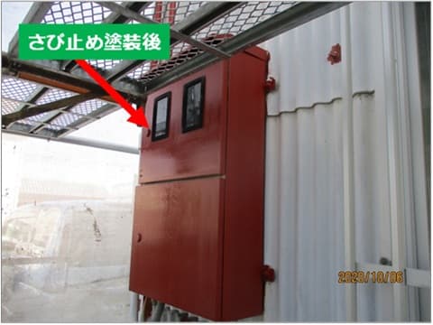倉庫外部の配電盤の錆止め塗装後の状況