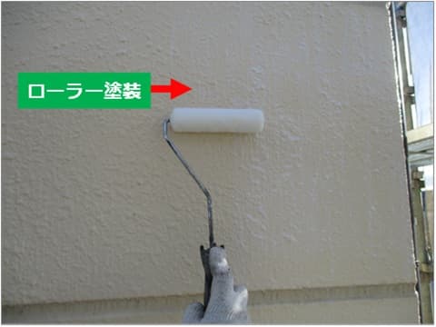 ALC外壁の下塗りローラー塗装施工中の状況