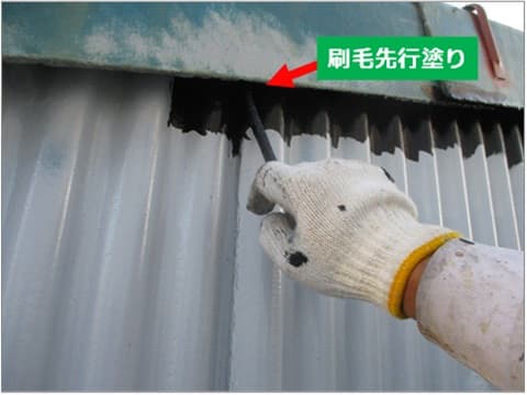 スレート外壁中塗りのローラー塗装の施工状況