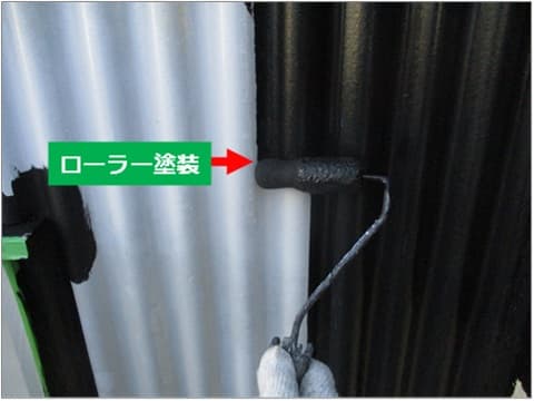 スレート外壁の中塗りローラー塗装の施工状況