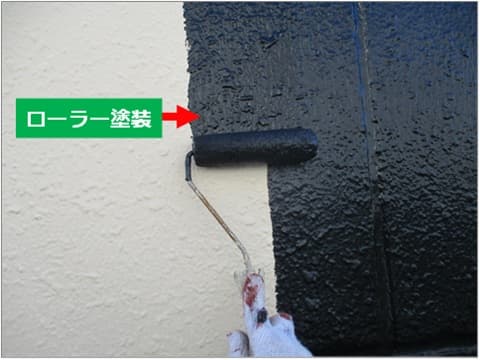 ALC外壁の中塗りローラー塗装の施工状況