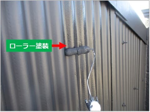 スレート外壁の上塗りローラー塗装の施工状況