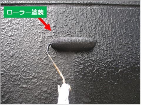 ALC外壁の上塗りローラー塗装の施工状況