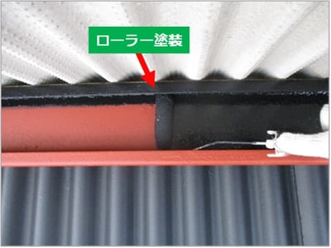 倉庫ひさしの骨組みの中塗りローラー塗装の施工状況