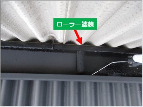 倉庫ひさしの鉄骨骨組みの上塗りローラー塗装の施工状況