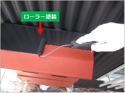 倉庫配電盤の中塗りローラー塗装の施工状況