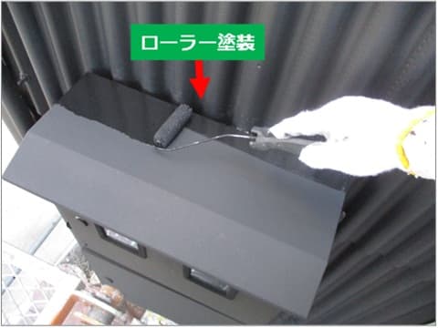 倉庫配電盤の上塗りローラー塗装の施工状況