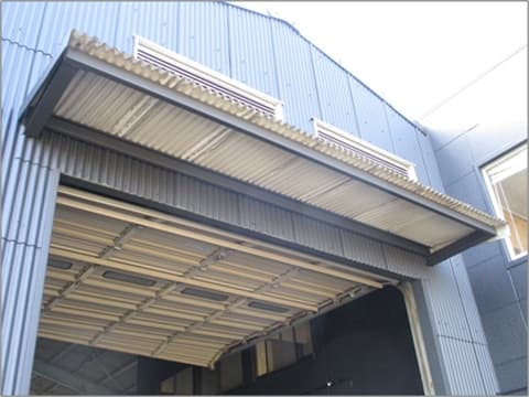 外装塗装塗り替え工事後の大型倉庫付き店舗の倉庫入り口周辺の状況
