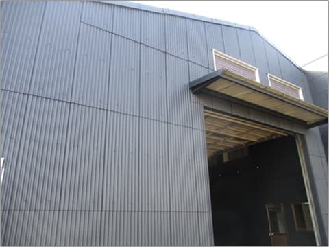 外装塗装塗り替え工事後の大型倉庫付き店舗南面の状況