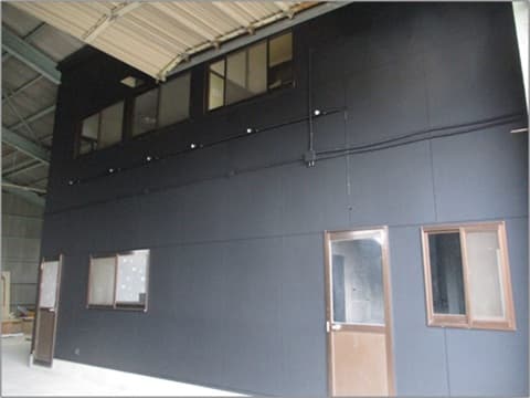 外装塗装塗り替え工事後の大型倉庫内部ボード壁の状況