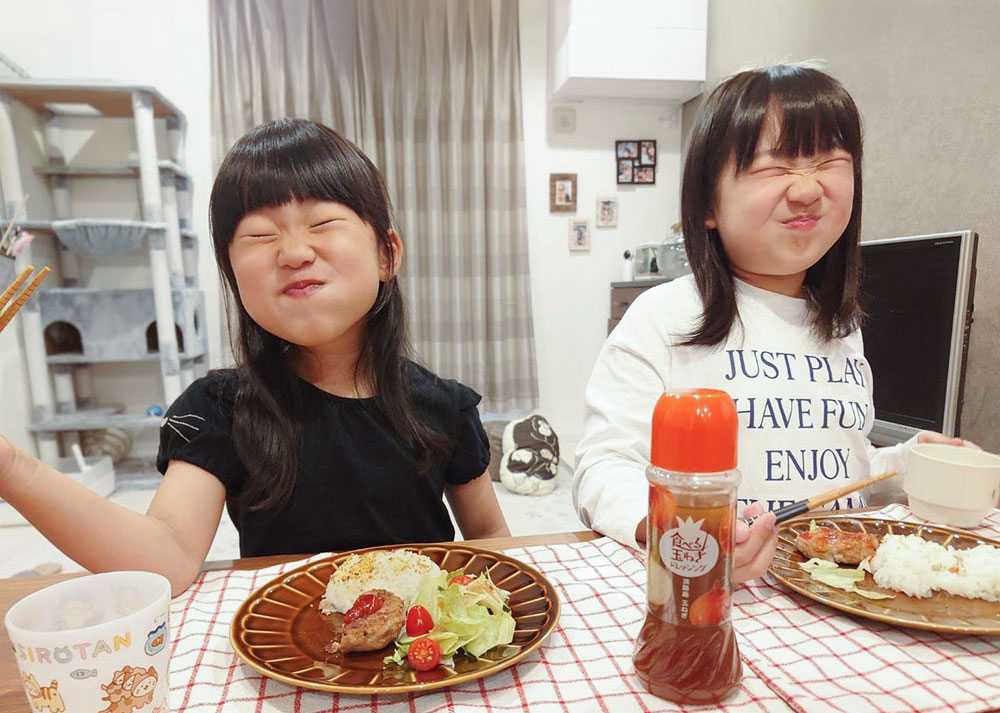 食べる玉ねぎドレッシングで食事をする子供たち