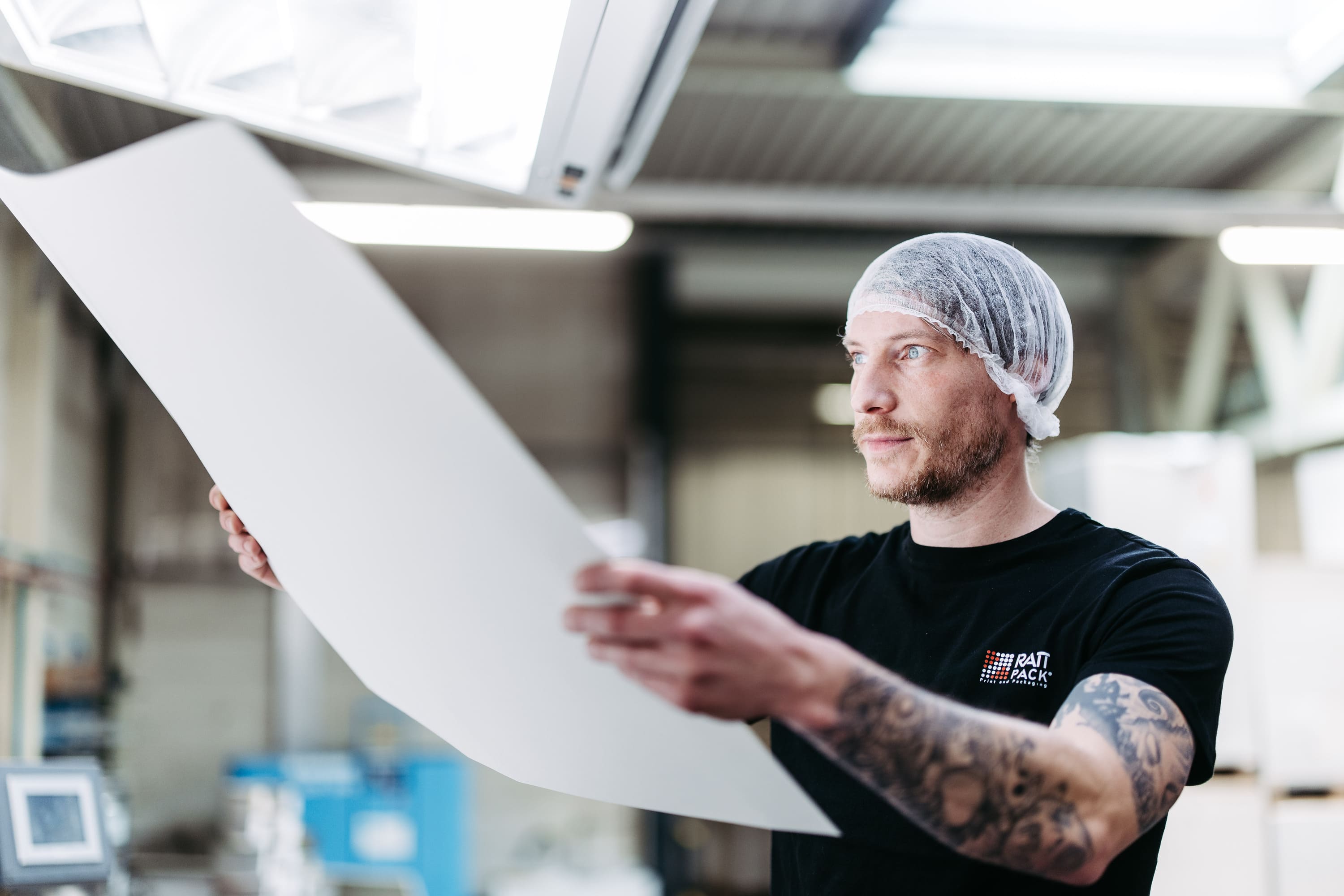 Mitarbeiter an der Maschine