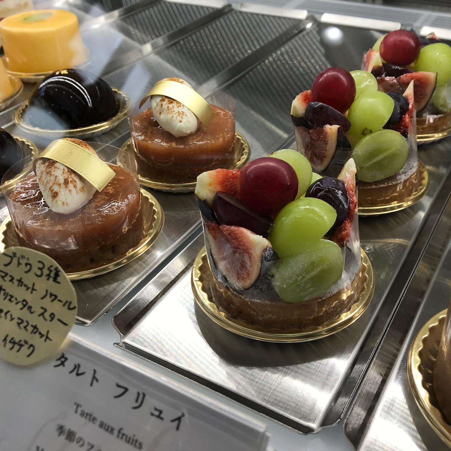 10/12(日)、営業中　※タルトフリュイのフルーツは　その日によって変更あり