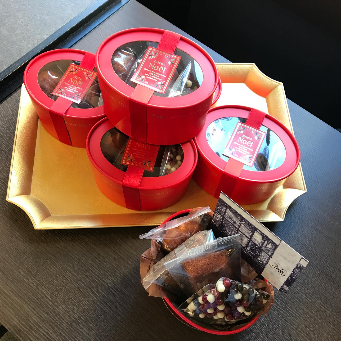 オヴァール¥1,730(税込)　マドレーヌ、フィナンシェ　ケークキャラメル　パールショコラの小袋　真っ赤な楕円形ギフトボックス