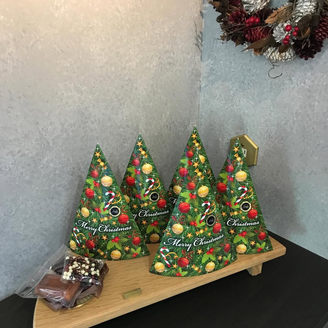 サパン ノエル　※限定数¥1,200(税込)フィナンシェ、フィナンシェショコラ　パールショコラの小袋　3種類のお菓子を詰めたクリスマスツリー/ オヴァール¥1,730(税込)マドレーヌ、フィナンシェ　ケークキャラメル　パールショコラの小袋　真っ赤な楕円形のギフトボックス