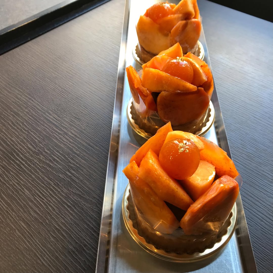 タルトフリュイ　立川、柏町　清水農園さんの次郎柿　ほうじ茶のクリーム　アンズのジュレのせ