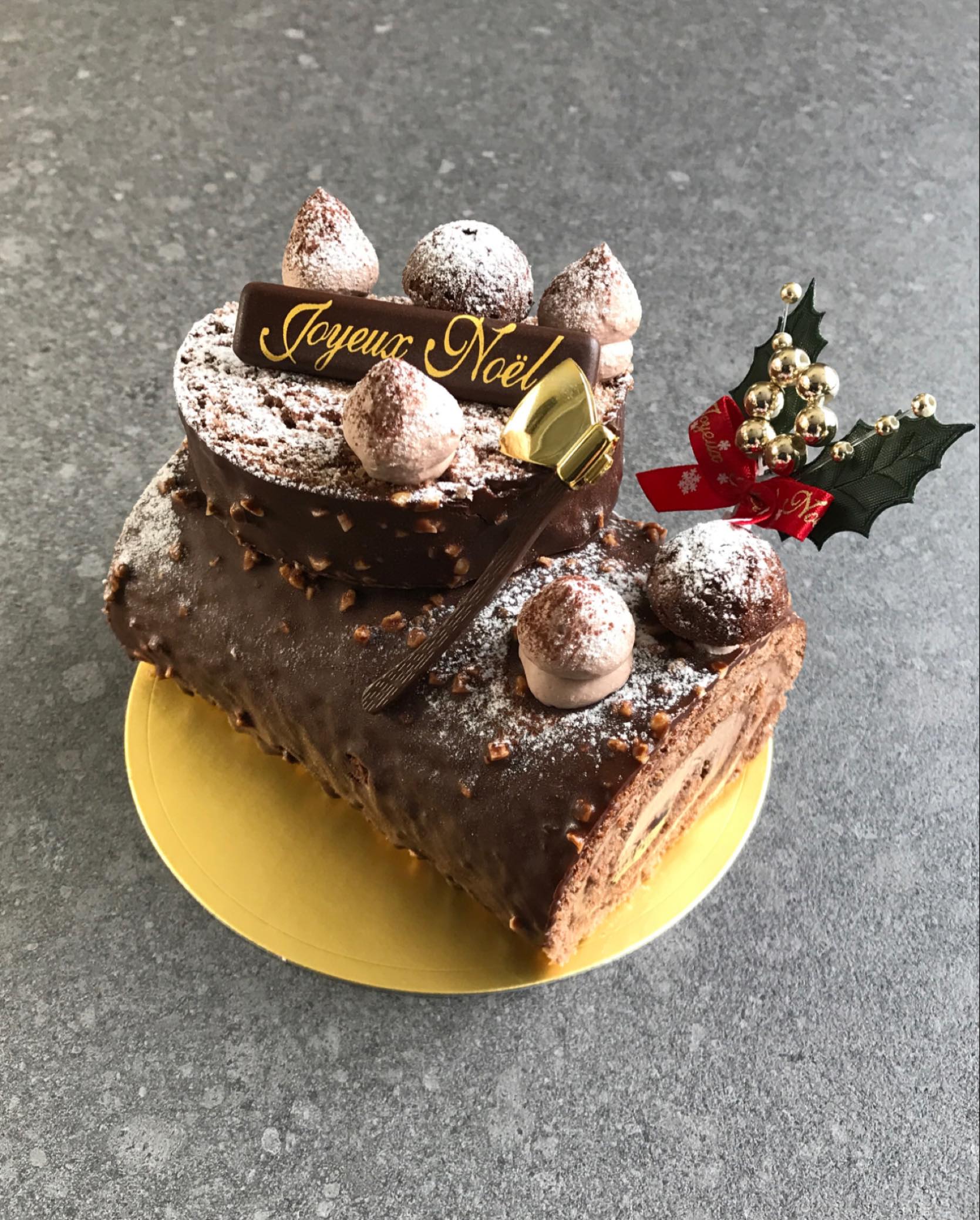 クリスマスケーキのご紹介「ビュッシュ ショコラ」クリスマスと言えば薪型のビュッシュ♩苦味の効いたバーズキャラメルを真ん中にコニャック入りシャンティショコラをチョコ生地で巻いたジンケのビュッシュドゥノエル♩アルコール使用です