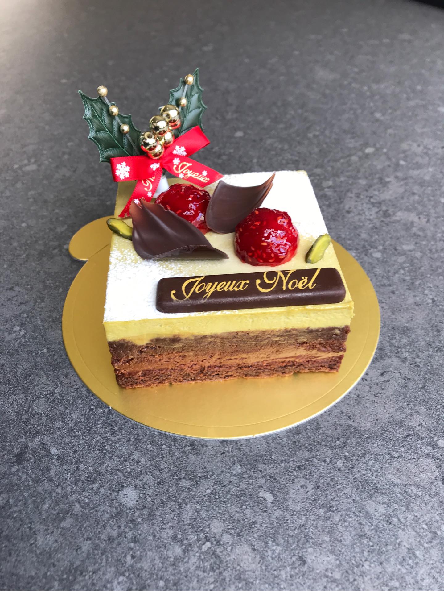 クリスマスケーキのご紹介「シシリエンヌ」（9cm×9cm/9cm×18cm）濃厚なピスタチオとショコラフランボワーズ今年は飾りをフランボワーズジュレにしました　ミクニ修行時代の思い出溢れる毎年外せない一品　アルコール使用です