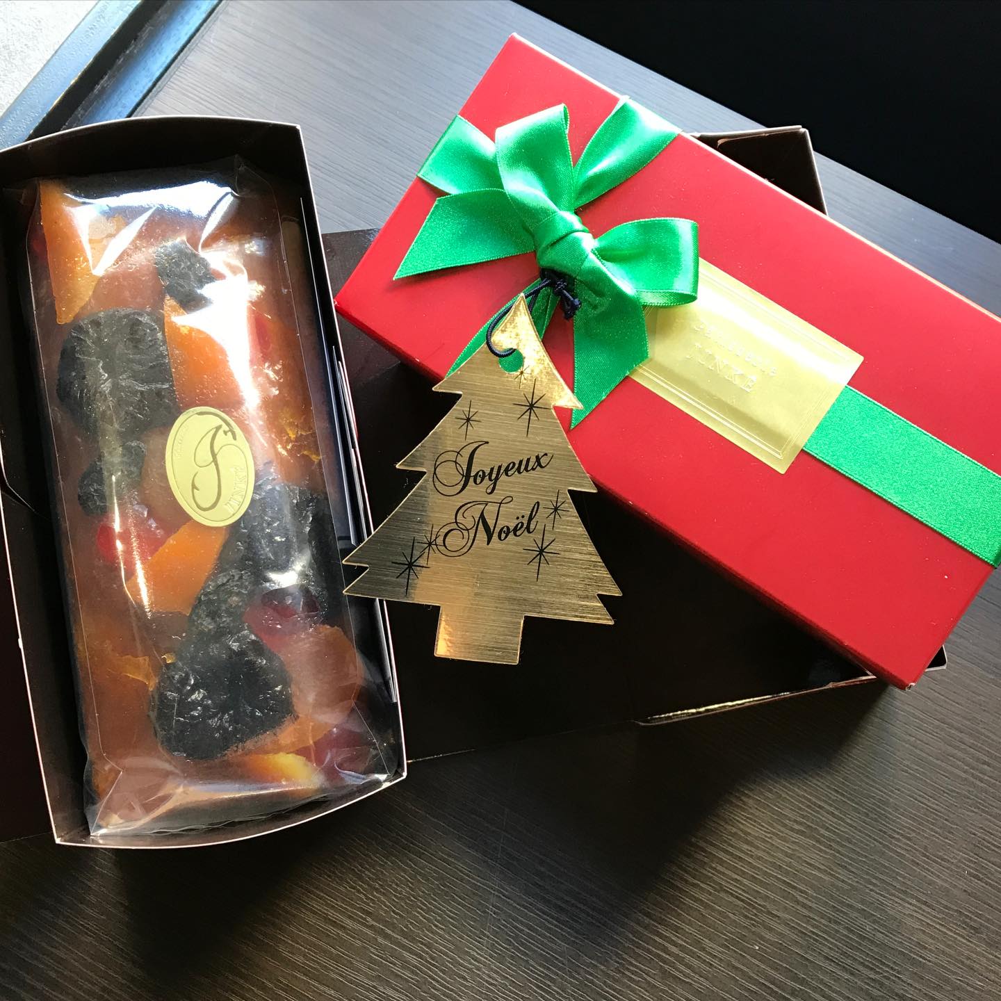 ケーク オ フリュイ リュクス　年に一度だけ作るラム酒漬けのフルーツたっぷり！芳醇ケーク　自家製アンズジャムとドライフルーツを贅沢に飾って