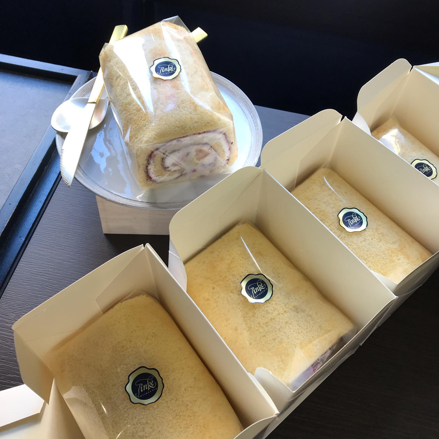 1/31(土)、2/1(日)限定　毎年恒例　エホエホ ロール（約11cm）¥1,500(税込)　金柑マンゴージャムを塗った生地　バナナ、キウイ　カスタードクリームふんわりしっとりのフルーツロール♩