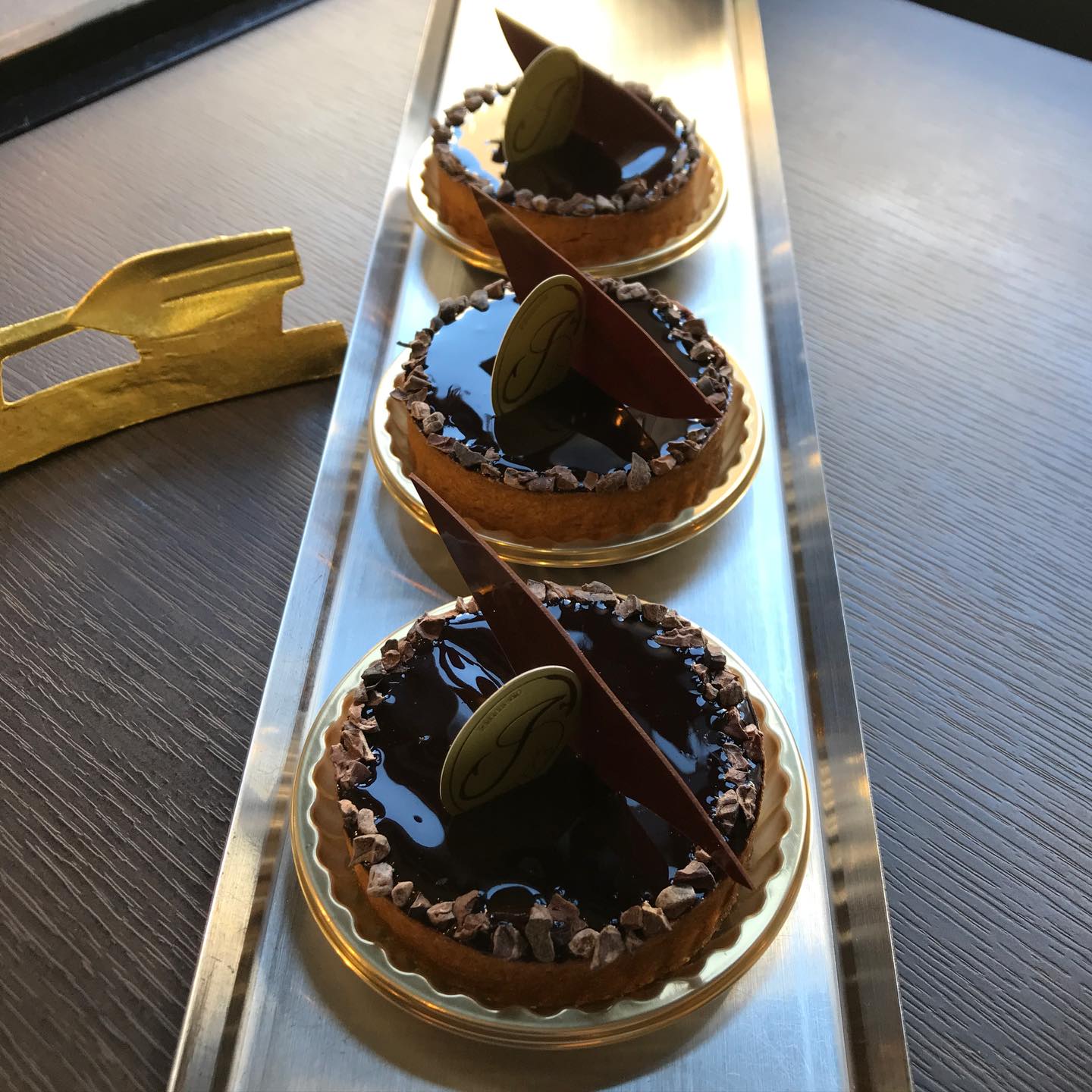 タルト ショコラ キャラメル　チョコレートガナッシュにドライプルーン、ドライイチジクキャラメルソースを入れてほろ苦く仕上げたタルト