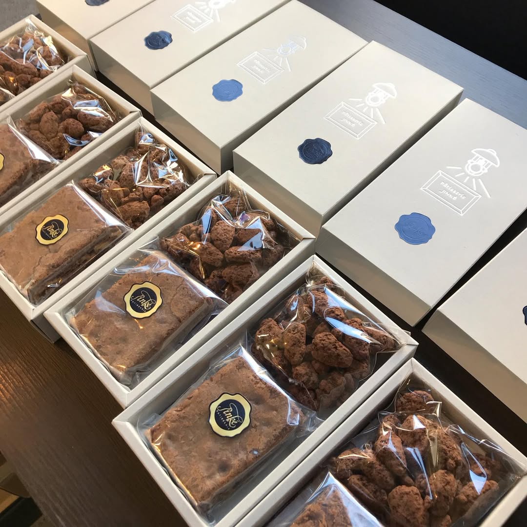 グリ　¥1,200(税込)　ブラウニー１個　アマンドショコラの小袋　セミオリジナル箱に詰めました