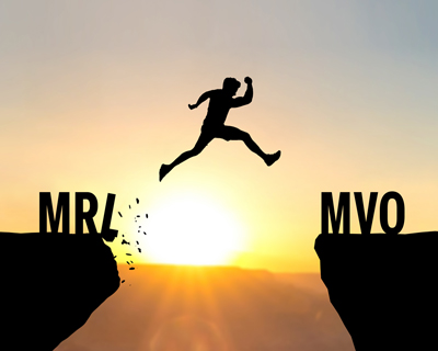 Illustration zur Maschinenverordnung-Session: Mann springt symbolisch von alter MRL zu neuer MVO