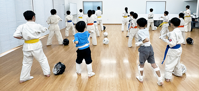 突きを稽古する子供たち