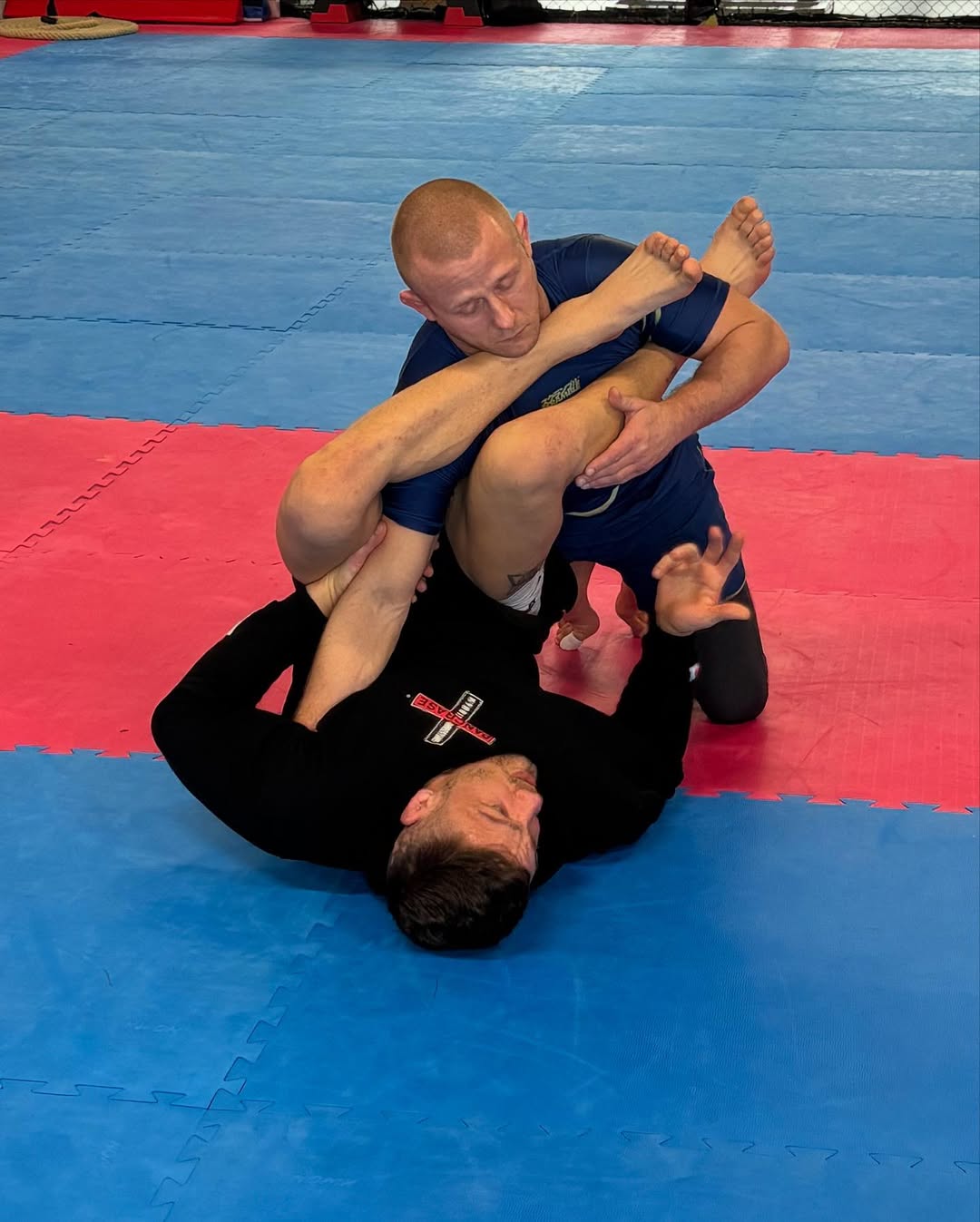 Zwei Personen beim Brazilian Jiu-Jitsu Training
