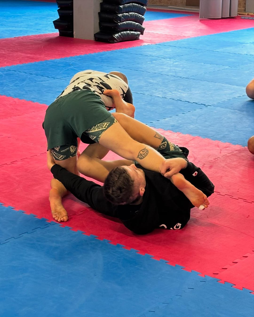 Zwei Personen beim Brazilian Jiu-Jitsu Training