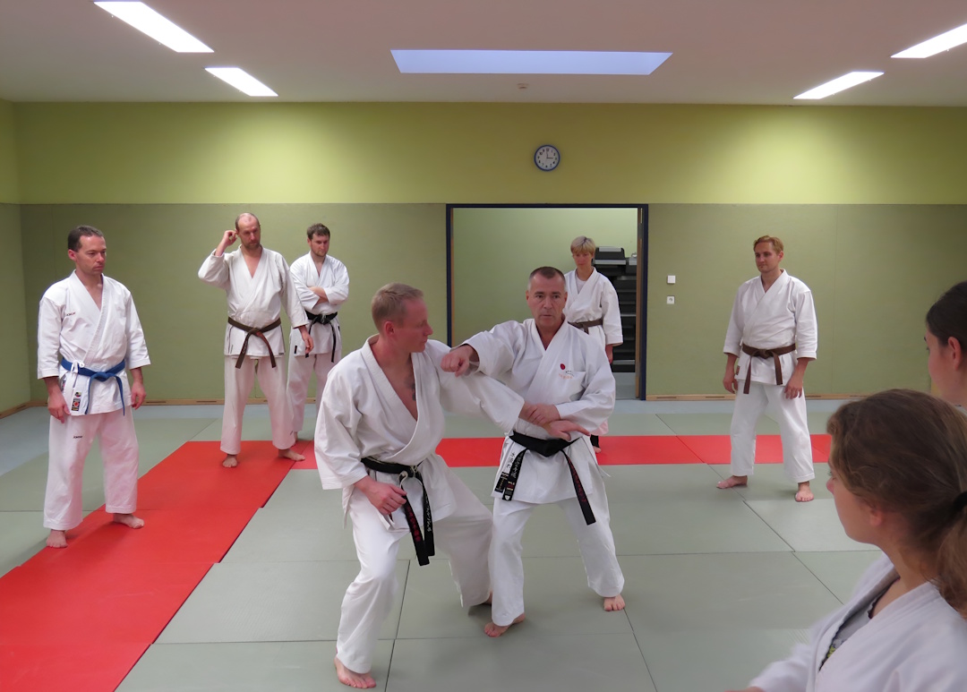 Person beim Training im Fitnessstudio