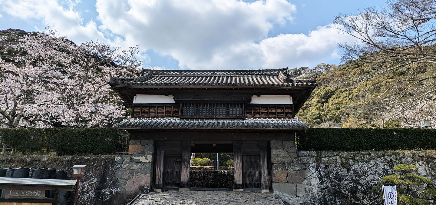 佐伯城山　三の丸櫓門の風景