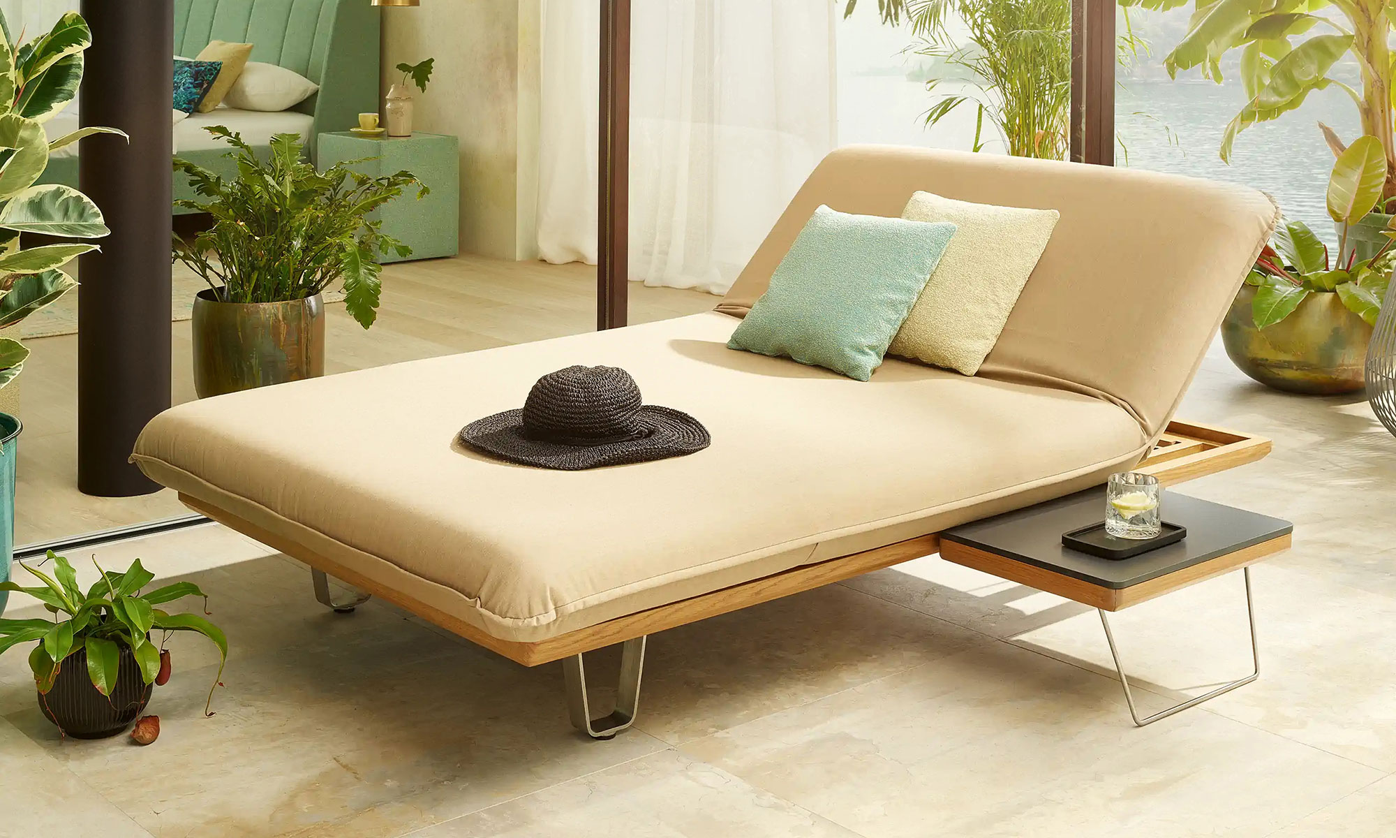 Modulare und wetterfeste Outdoor-Lounge von Sonnenbold für exklusiven Komfort auf der Terrasse